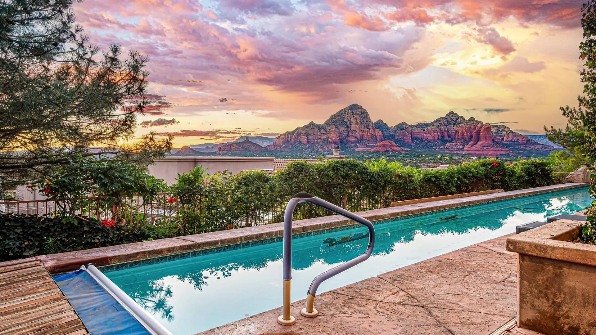 Dom wakacyjny 8-bedrooms With Stunning Views & 75' Lap Pool *