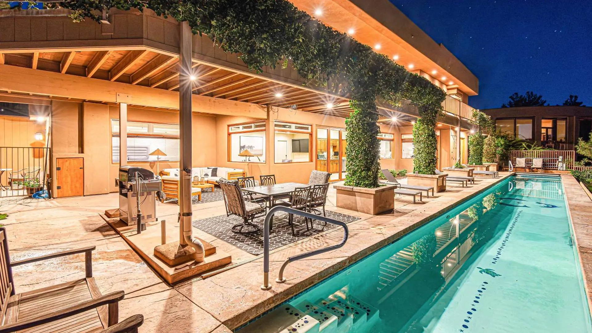 Dom wakacyjny 8-bedrooms With Stunning Views & 75' Lap Pool