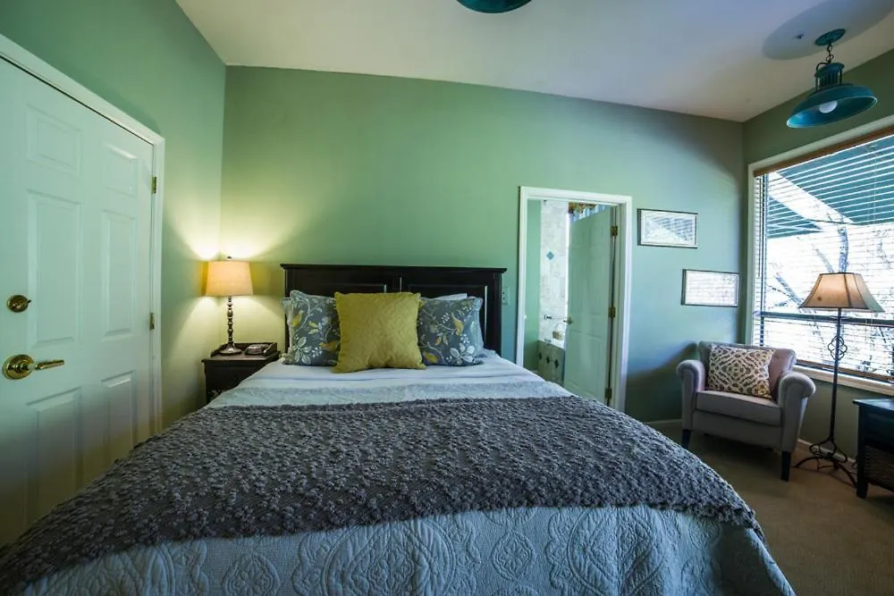 Above Oak Creek Мини-отель 3*