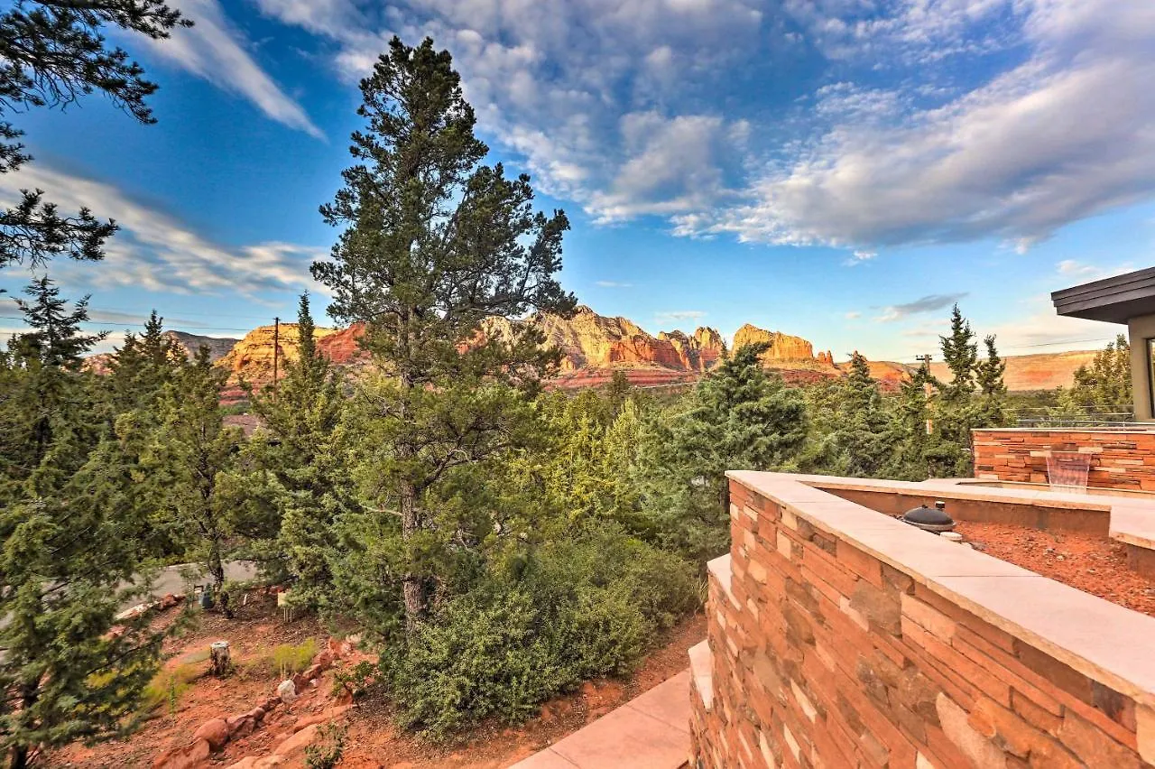 Couples Retreat With Patio Walk To Trails!