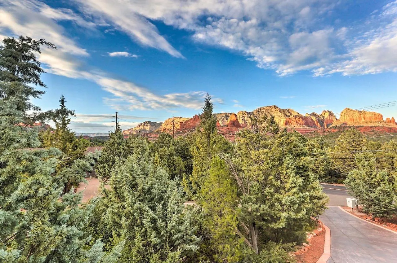 Appartamento Couples Retreat With Patio Walk To Trails!